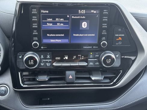 Used 2021 Toyota Highlander XLE AWD/4WD image 18