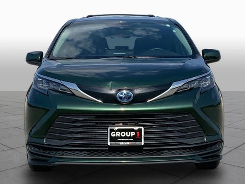 Used 2025 Toyota Sienna LE FWD image 4