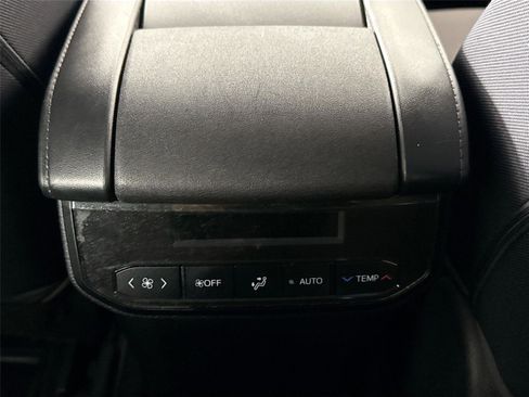 Used 2023 Toyota Highlander LE FWD image 34