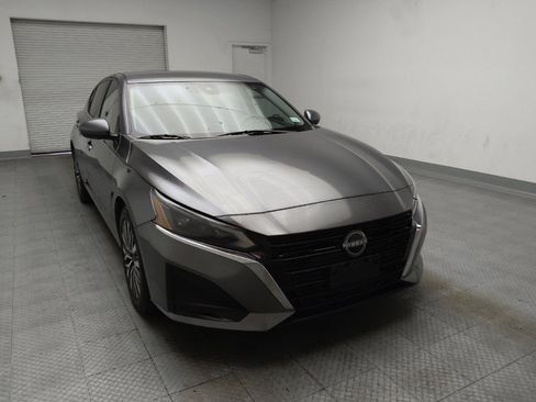 Used 2023 Nissan Altima 2.5 SV FWD image 14