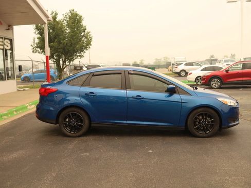 Used 2018 Ford Focus SE FWD image 4