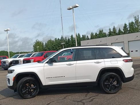 Used 2023 Jeep Grand Cherokee Altitude AWD/4WD image 23