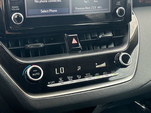 Used 2020 Toyota Corolla LE FWD image 23