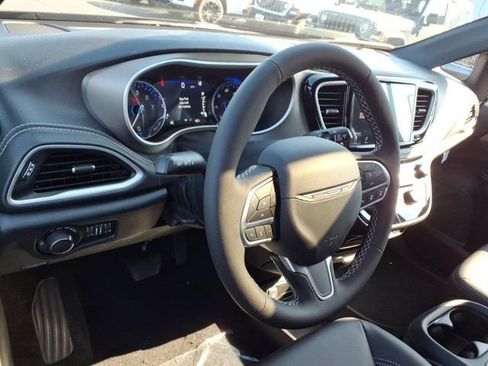 New 2027 Chrysler Pacifica Select AWD/4WD image 6