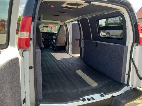 Used 2018 Chevrolet Express 2500 Extended image 36