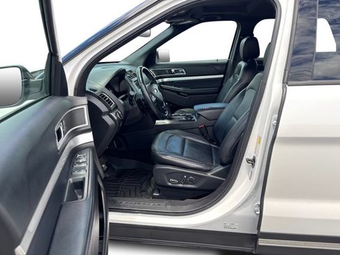 Used 2017 Ford Explorer XLT w/ Equipment Group 202A FWD image 14