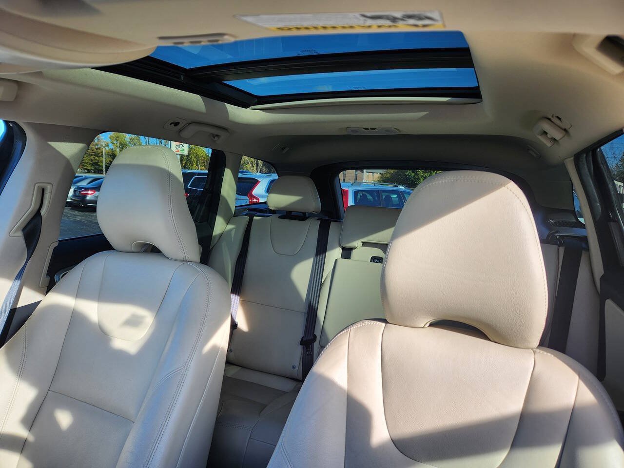 Used 2016 Volvo XC60 T5 Premier w/ Proximity Package FWD image 9