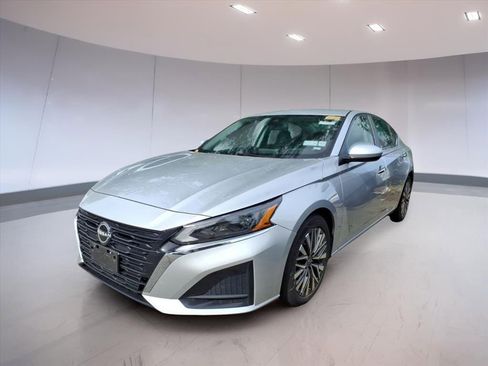 Used 2023 Nissan Altima 2.5 SV image 2
