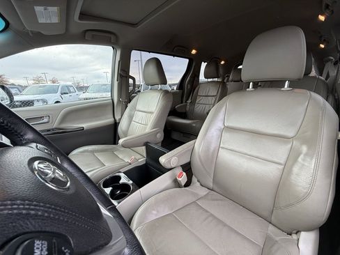 Used 2017 Toyota Sienna XLE image 22