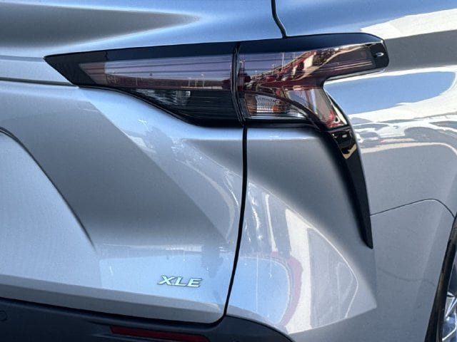 Used 2025 Toyota Sienna XLE FWD image 7