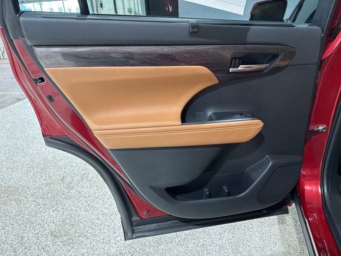 Used 2023 Toyota Highlander Platinum image 13