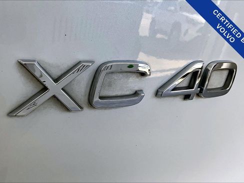 Certified 2023 Volvo XC40 B5 Ultimate w/ Protection Package Premier image 40