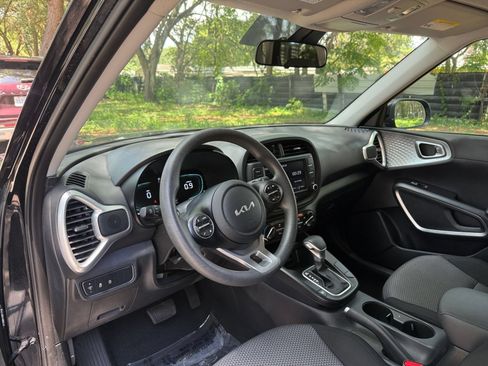 Used 2025 Kia Soul LX w/ LX Technology Package FWD image 31