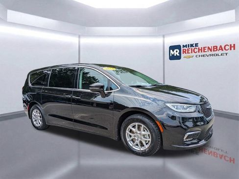 Used 2024 Chrysler Pacifica Touring-L FWD image 2