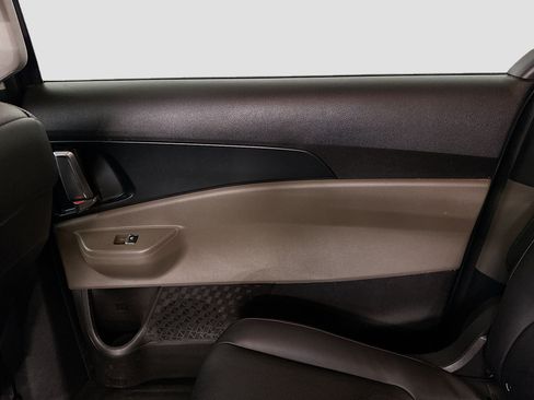 Used 2026 Kia Carnival FWD image 32