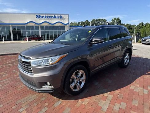 Used 2015 Toyota Highlander Limited w/ Driver Technology Package AWD/4WD image 4
