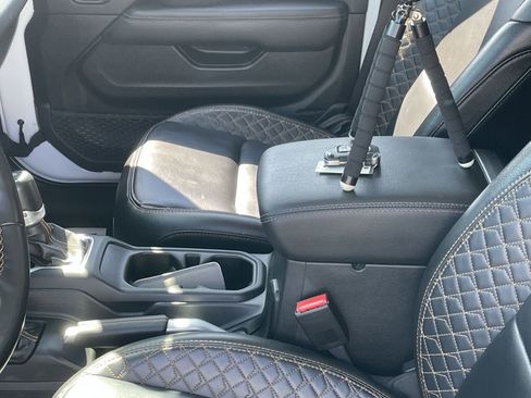 Used 2022 Jeep Wrangler Unlimited Sahara AWD/4WD image 21