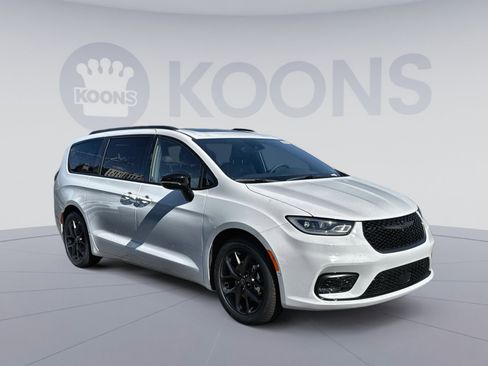 New 2026 Chrysler Pacifica Limited w/ S Appearance Package image 10