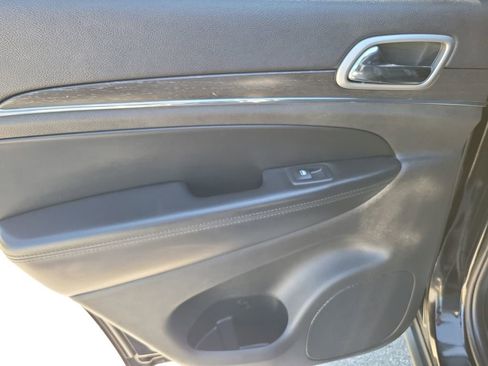 Used 2018 Jeep Grand Cherokee Limited image 17