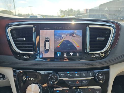 Used 2020 Chrysler Pacifica Limited image 25