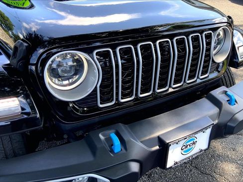 Certified 2024 Jeep Wrangler Unlimited Sahara w/ Technology Group AWD/4WD image 25