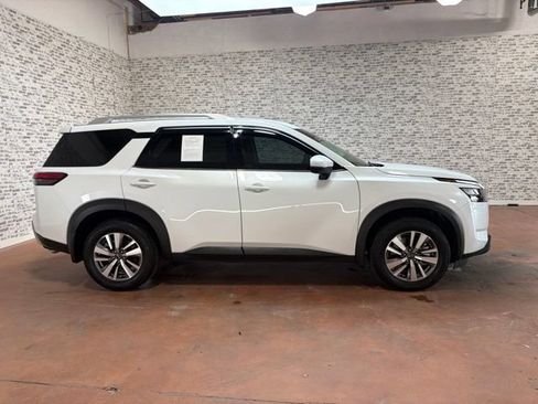 Used 2025 Nissan Pathfinder SL FWD image 8