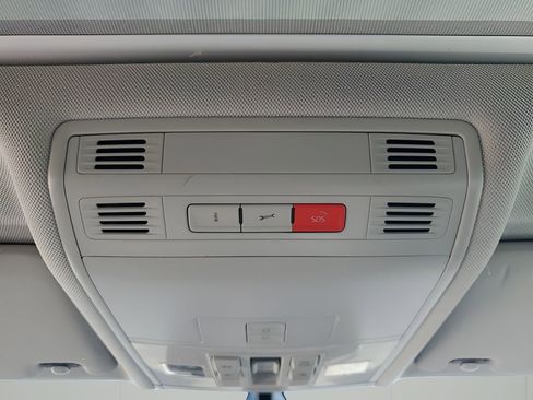 Used 2018 Volkswagen Tiguan SE w/ Panoramic Sunroof Package image 42