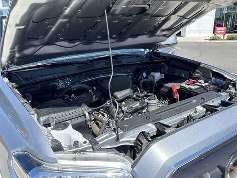 Used 2020 Toyota Tacoma SR5 w/ SR5 Appearance Package (SM) AWD/4WD image 7