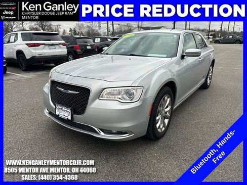 Used 2019 Chrysler 300 Touring w/ Driver Convenience Group image 3