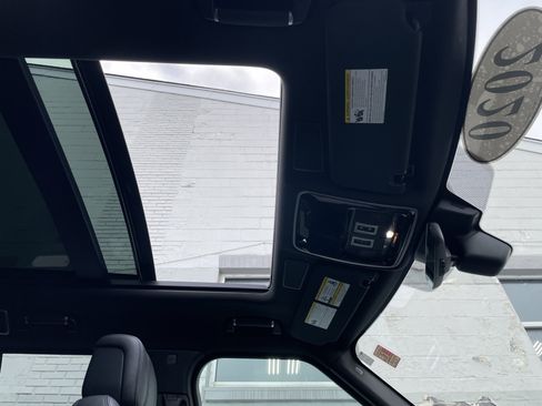 Used 2020 Land Rover Range Rover HSE image 17