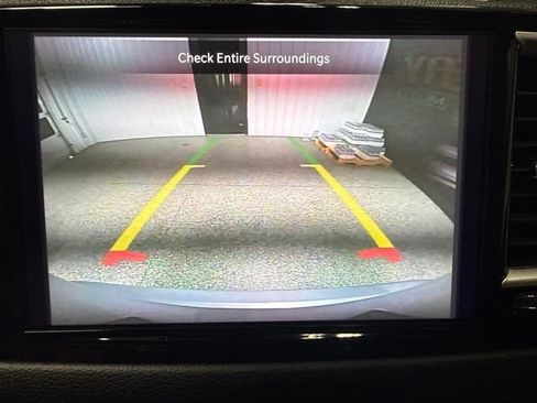 Used 2024 Chrysler Pacifica Touring-L FWD image 9