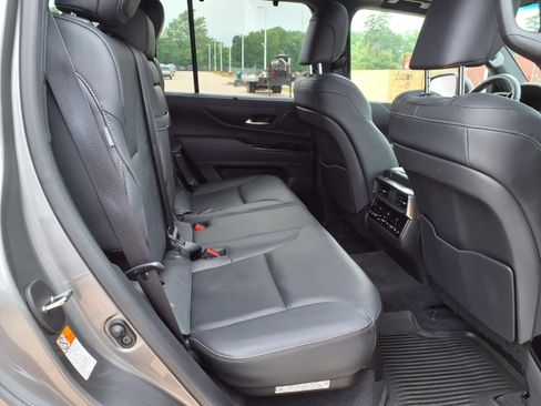 Used 2024 Lexus LX 600 4WD w/ Luxury Package image 18