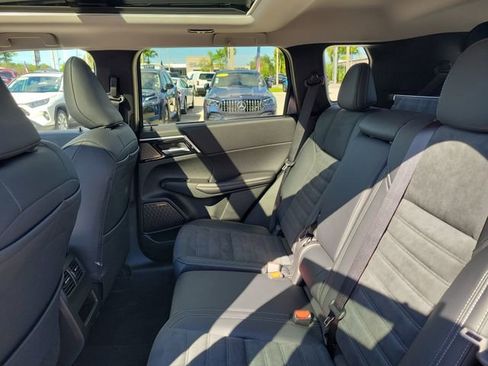 New 2025 Mitsubishi Outlander SE image 12