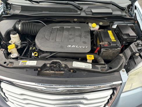 Used 2013 Chrysler Town & Country Touring image 23