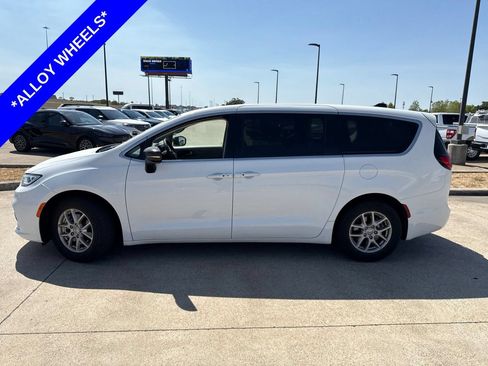 Used 2024 Chrysler Pacifica Touring-L FWD image 3