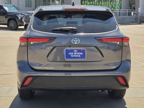 Used 2025 Toyota Highlander LE FWD image 8