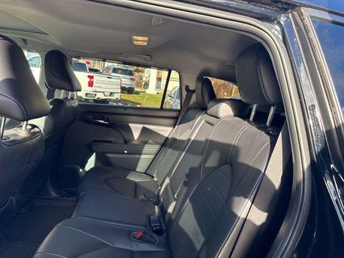 Certified 2023 Toyota Highlander XLE image 8