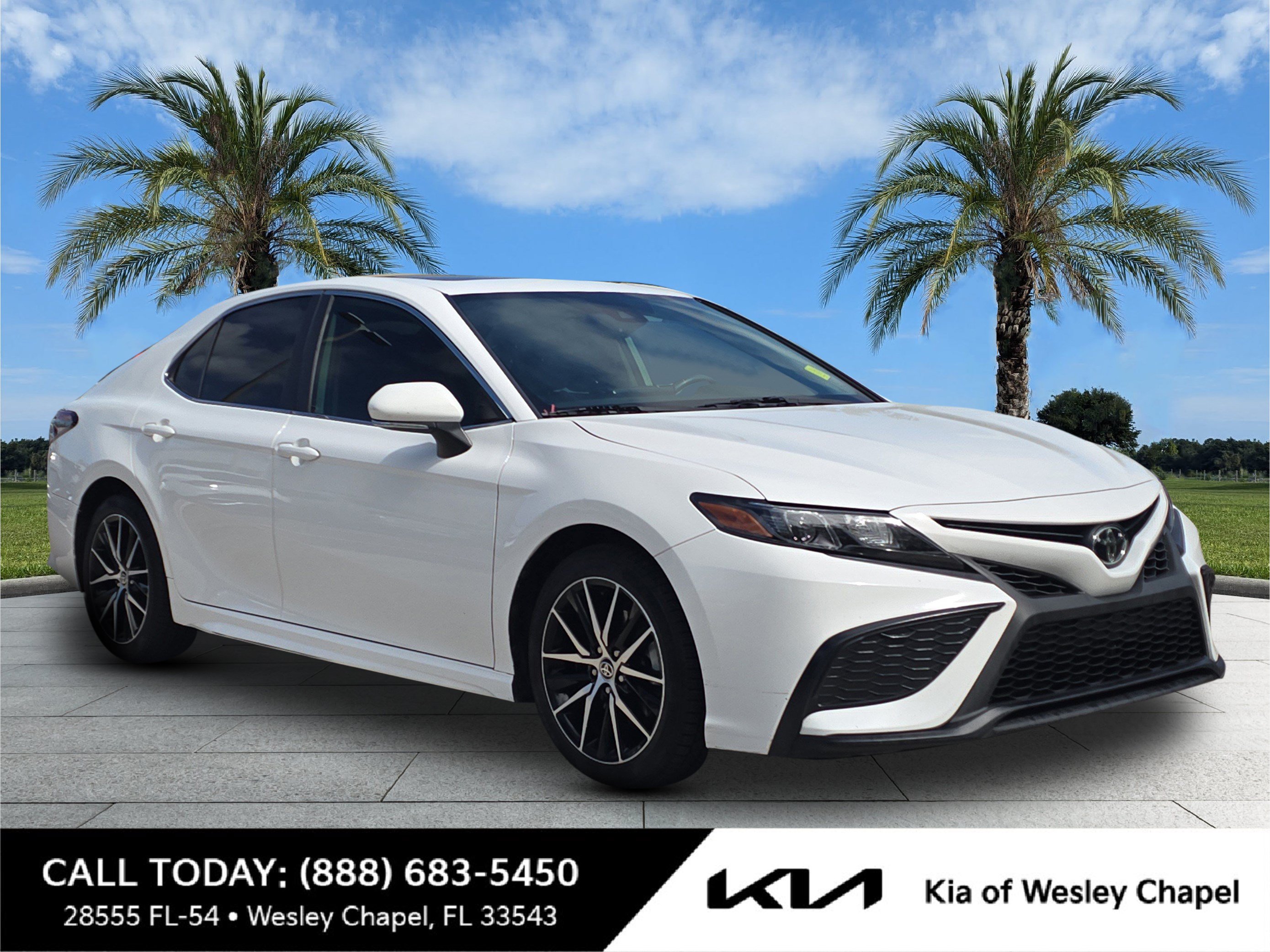 Used 2022 Toyota Camry SE w/ Audio Upgrade Package FWD image 1