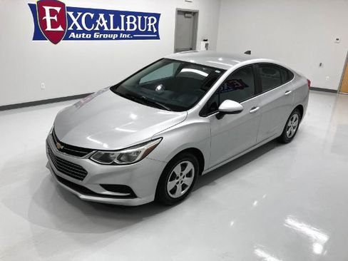 Used 2017 Chevrolet Cruze LS image 2