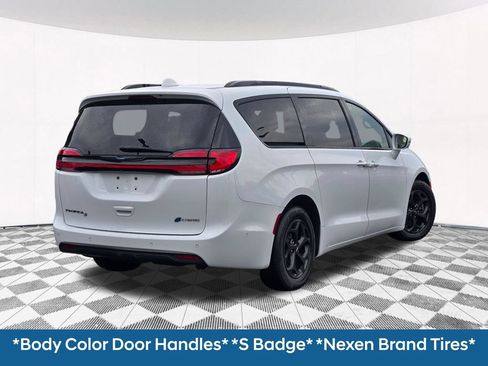 Used 2021 Chrysler Pacifica Touring-L w/ Uconnect Theater Family Group FWD image 26