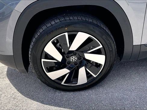 Certified 2025 Volkswagen Atlas Cross Sport SE FWD image 13