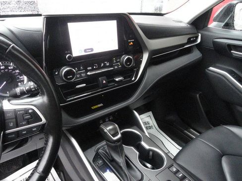 Used 2023 Toyota Highlander XLE AWD/4WD image 9