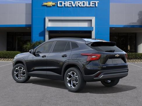 New 2026 Chevrolet Trax LT w/ LT Convenience Package FWD image 3