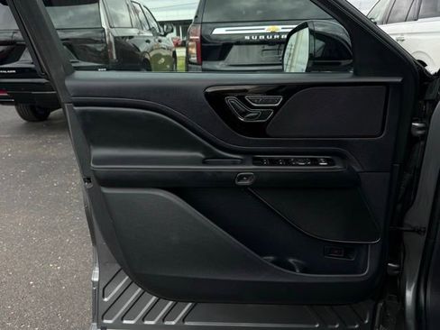 Used 2025 Lincoln Aviator AWD image 11