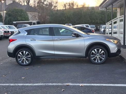 Used 2017 INFINITI QX30 AWD image 7