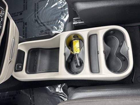 Used 2023 Chrysler Voyager LX image 27