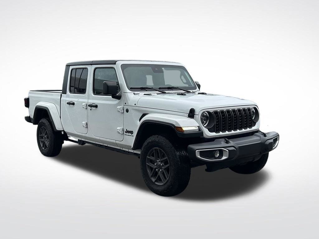 Certified 2025 Jeep Gladiator Sport AWD/4WD image 3