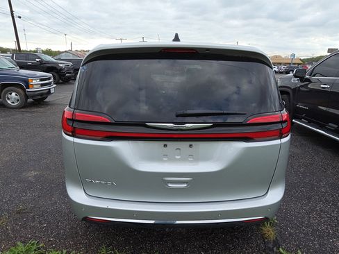 Used 2023 Chrysler Pacifica Touring-L image 5