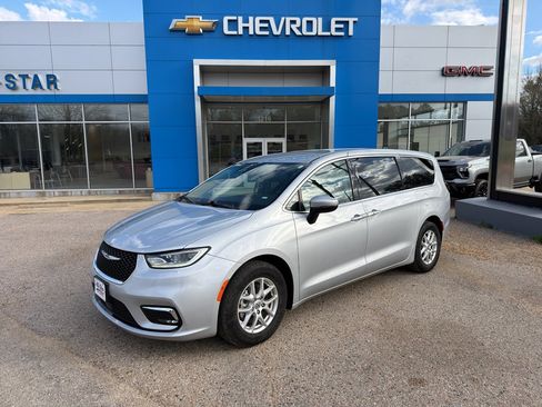 Used 2023 Chrysler Pacifica Touring-L image 11