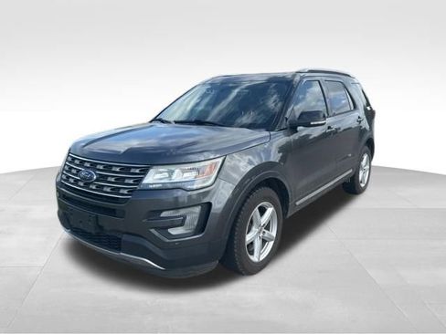 Used 2017 Ford Explorer XLT w/ Equipment Group 202A AWD/4WD image 7